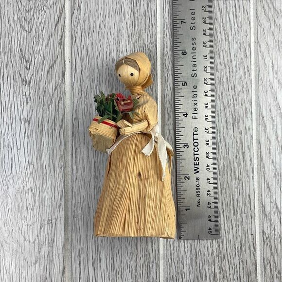 Handmade Corn Husk Doll w/ Holding Basket. Vintage. - Picture 9 of 9